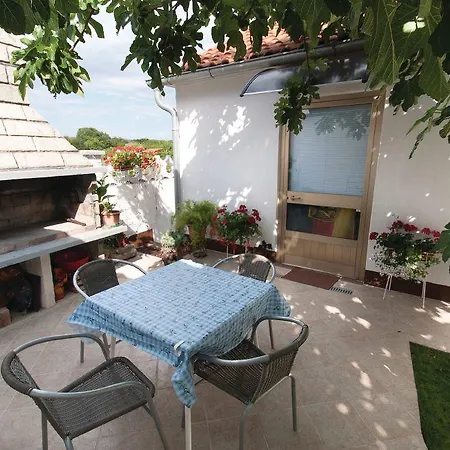 Holiday Home And Apartment Dubravka Apartman