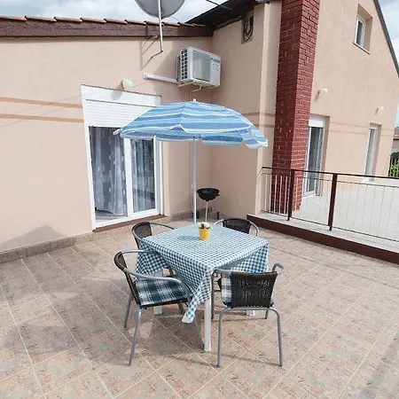 Holiday Home And Apartment Dubravka Apartman