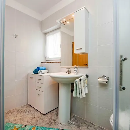 Holiday Home And Apartment Dubravka Apartman