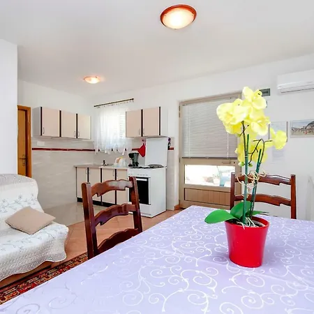 Holiday Home And Apartment Dubravka Apartman