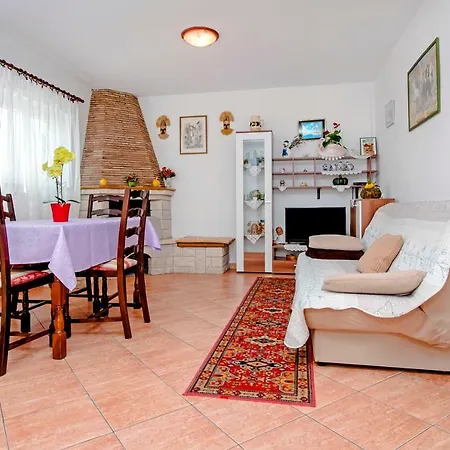 Holiday Home And Apartment Dubravka Apartman