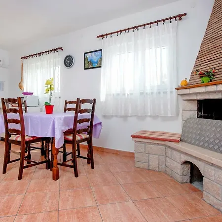 Holiday Home And Apartment Dubravka Apartman *