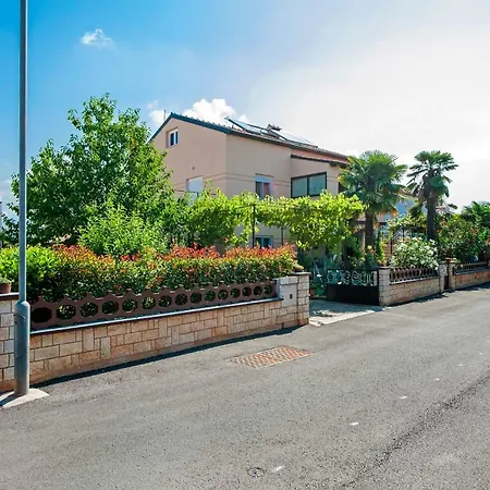 Holiday Home And Apartment Dubravka Apartman