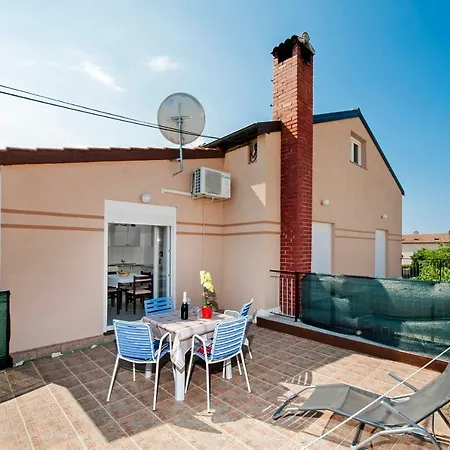 Holiday Home And Apartment Dubravka Apartman