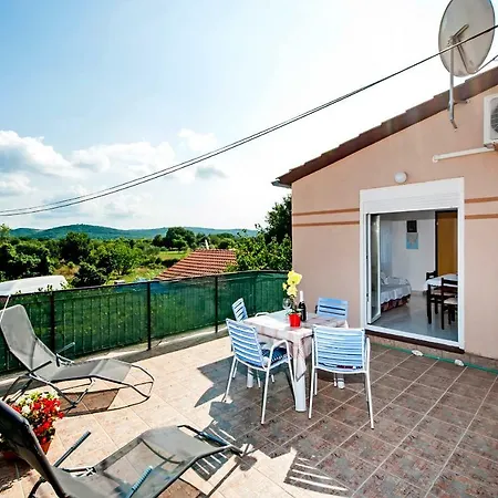 Holiday Home And Apartment Dubravka Apartman